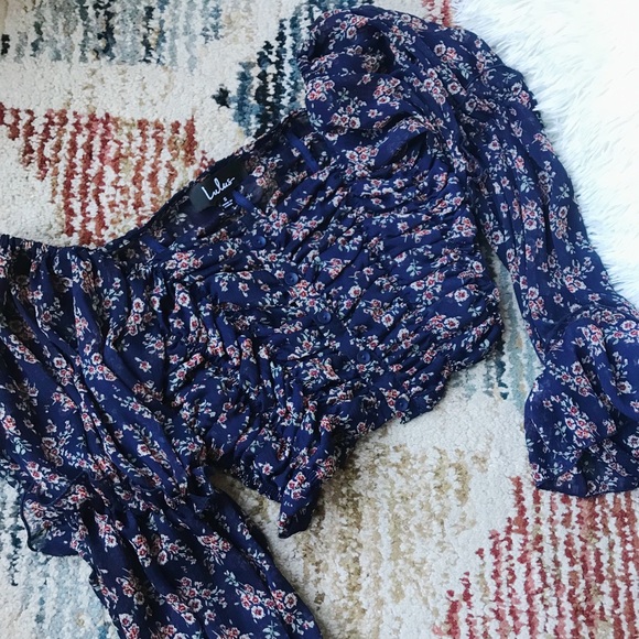 Lulu’s long sleeve crop top. - Picture 3 of 6